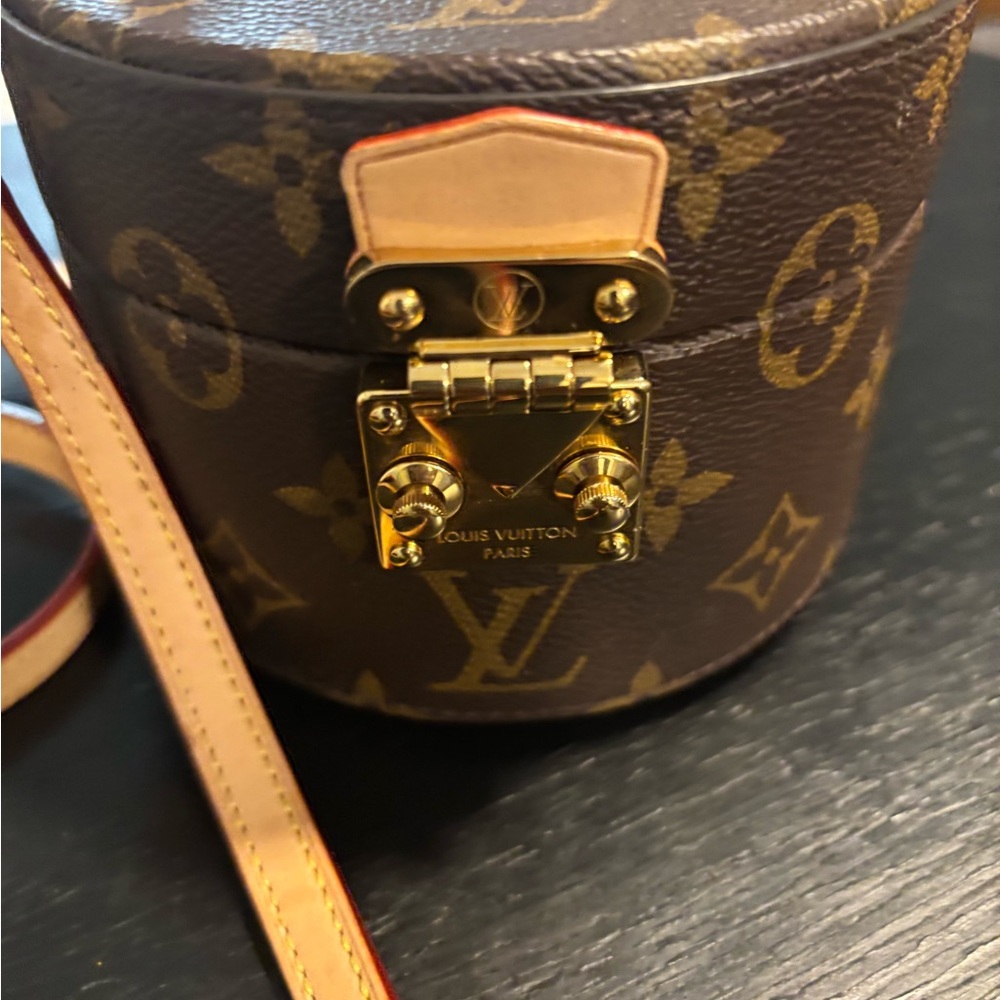 🐺🚨💥Louis Vuitton Monogram Round Crossbody Case - lipstick and mirror case💥🚨🐺 - Picture 2 of 9